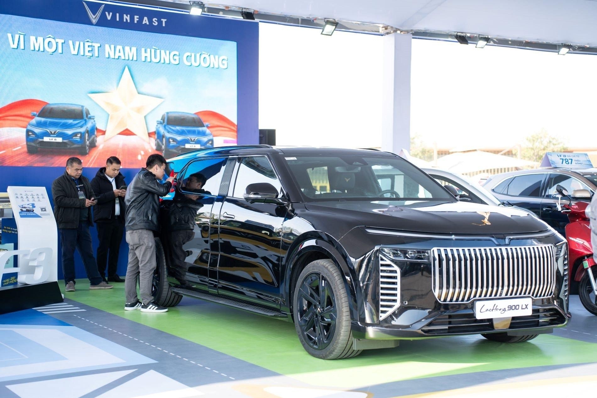 VinFast gây ấn tượng tại Vietnam Mobility Show 2025 với hệ sinh thái xe ...