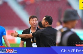 HLV Kim Sang Sik nhận thẻ vàng trong trận U22 Việt Nam thắng Lào 2-1