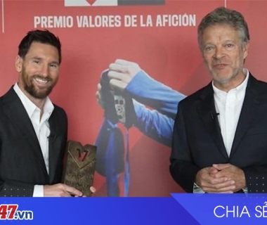 Messi xúc động khi được bầu Cầu thủ được yêu mến nhất lịch sử Barcelona
