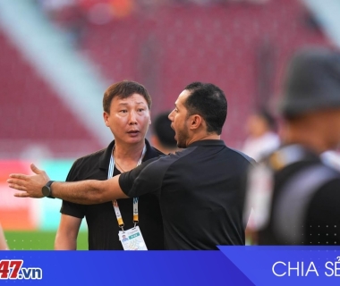 HLV Kim Sang Sik nhận thẻ vàng trong trận U22 Việt Nam thắng Lào 2-1