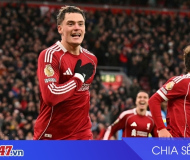 Liverpool thắng Wolves 2-1, trở lại top 4 Ngoại hạng Anh